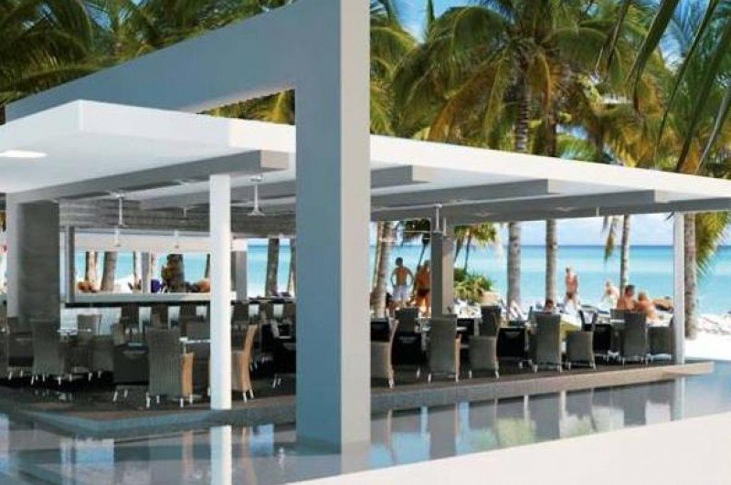 Tras la reforma el hotel dispondrá de tres piscinas, una de ellas completamente nueva y otra con bar acuático.
