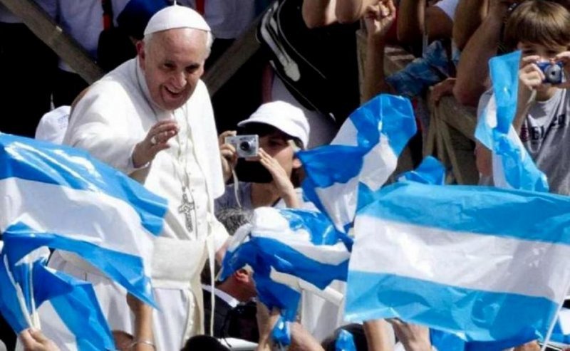 Facilitarán compra de dólares a jóvenes argentinos que viajen a ver al Papa