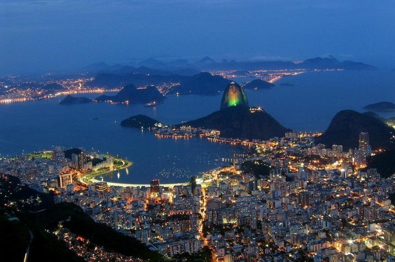 Vista nocturna de Rio de Janeiro