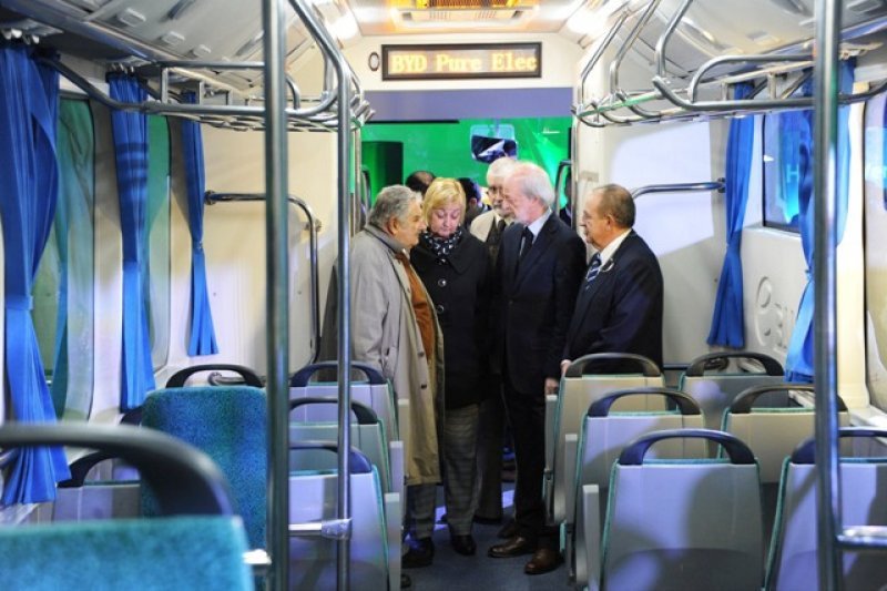 El presidente Mujica se subió al ómnibus y se interesó en su funcionamiento