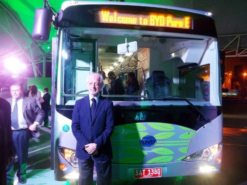 Juan Carlos López Mena junto al primer ómnibus eléctrico adquirido por su empresa