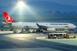 Denuncian a Turkish Airlines por operar con menos tripulantes