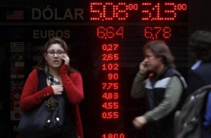 Extranjeros en Argentina eligen el mercado paralelo y el Banco Central pierde divisas