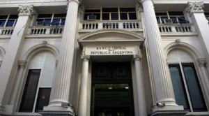 Banco Central de Argentina intima a clientes que sacaron más de US$ 5.000 en el exterior