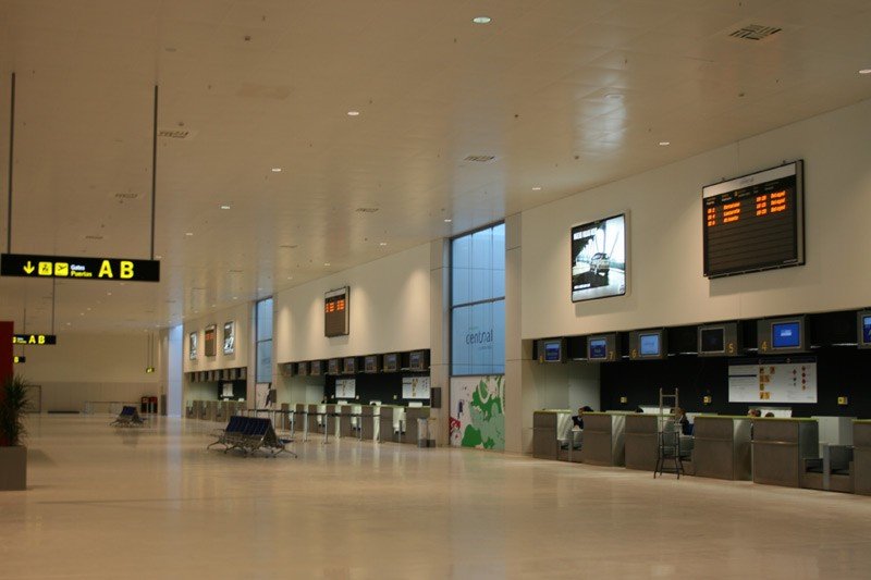 El hall del Aeropuerto de Ciudad Real nunca estuvo mucho más ocupado.