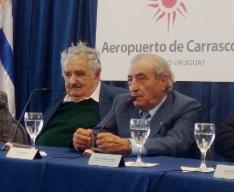 José Mujica y Juan José Hidalgo, apenas arribados a Montevideo
