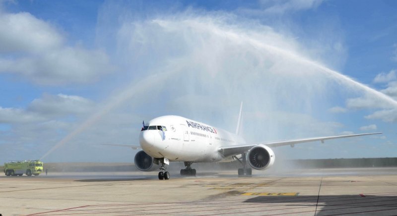 El vuelo inaugural de Air France aterrizó en Montevideo el 17 de abril. 