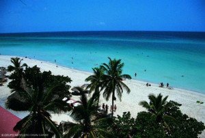 Cuba restaura la playa de Varadero