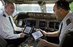Pilotos de American Airlines utilizarán el Maletín Electrónico de Vuelo