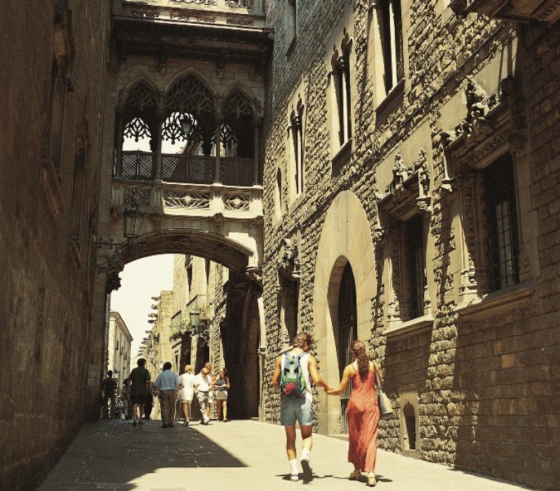 Calle del Bisbe, Barcelona. Foto: Turisme de Barcelona / Espai d’Imatge.