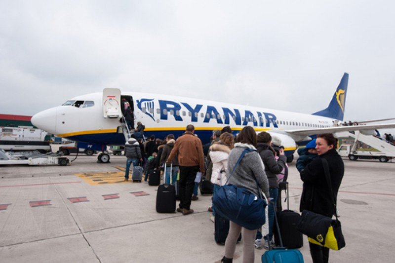 Un avión de Ryanair en el aeropuerto de Bolonia, Italia, el pasado 9 de abril. #shu# 