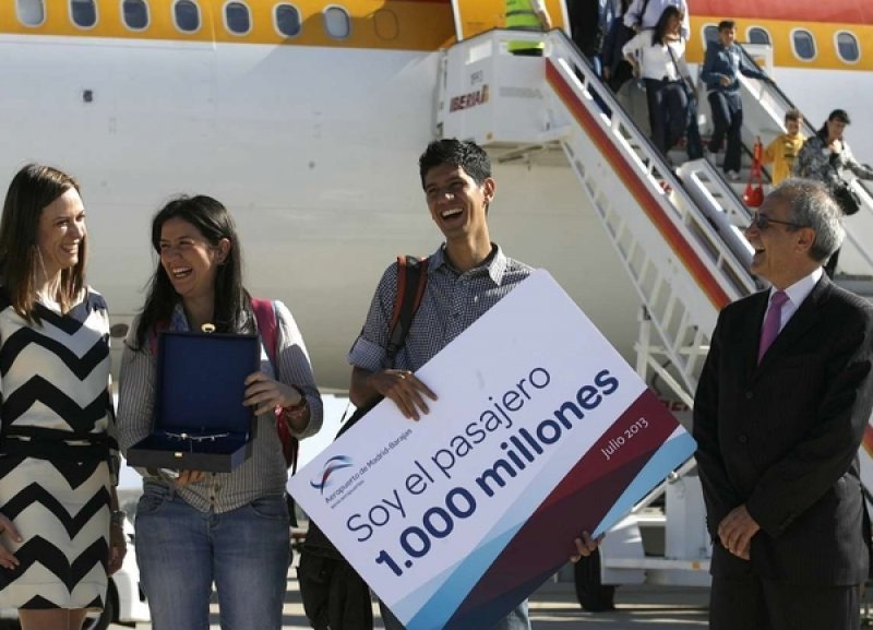 El colombiano Alonso Fernández fue recibido al pie de la escalerilla del avión (Foto: Madridiario)