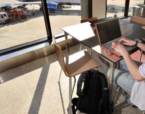 Aeropuertos de 28 ciudades españolas ofrecen 15 minutos gratis de conexión wifi