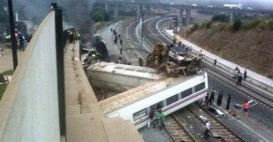 Al menos 80 muertos al descarrilar un tren en Santiago de Compostela
