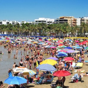 Cataluña y Andalucía pierden turistas españoles a miles