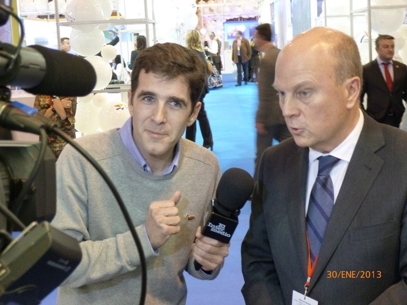 El consejero de Economía, Industria, Turismo y Empleo de la Comunidad Valenciana, Máximo Buch, entrevistado por los medios durante Fitur 2013, el pasado mes de enero.