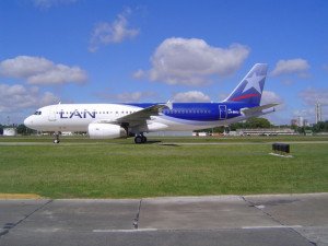 LAN puede seguir operando en el Aeroparque aunque devuelva el hangar