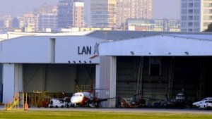Aeronáuticos amenazan con “colapsar la aviación” ante posible desalojo de LAN