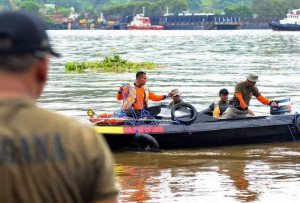 Mueren cinco personas al hundirse barco turístico en laguna de Ecuador