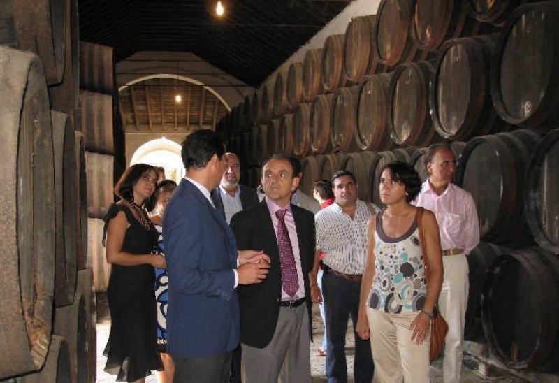 El consejero de Turismo y Comercio, Rafael Rodríguez, durante su visita el pasado 11 de septiembre a las instalaciones de las bodegas Góngora, en la localidad de Villanueva del Ariscal (Sevilla).