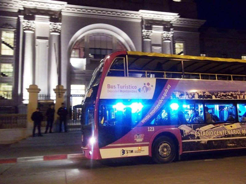 Invitados llegaron al Hipódromo de Maroñas en uno de los buses turísticos de Montevideo