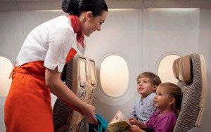 Etihad Airways introduce un nuevo servicio: niñeras a bordo 