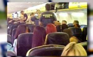 Escoceses borrachos obligan a desviar un vuelo de Ryanair a Ibiza 