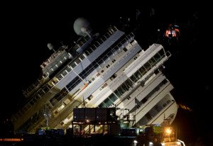 El Costa Concordia ya está apoyado sobre su plataforma
