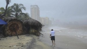Puente aéreo de emergencia hacia Acapulco para evacuar a miles de turistas