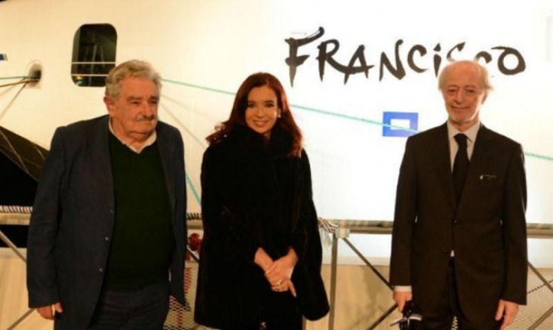 José 'Pepe' Mujica (Uruguay), Cristina Fernández de Kirchner (Argentina), Juan Carlos López Mena (Buquebus). (Foto: Presidencia argentina).