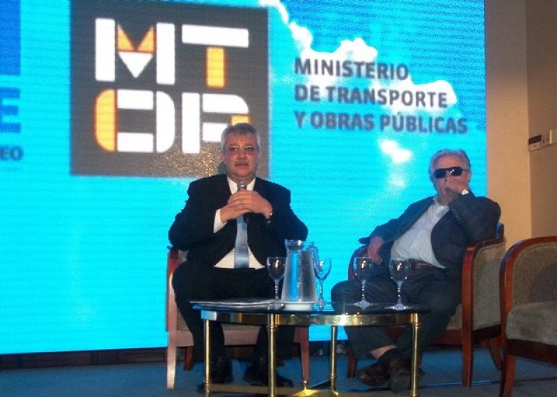 Ministro de Transporte y Obras Públicas, Enroque Pintado, junto al presidente Mujica