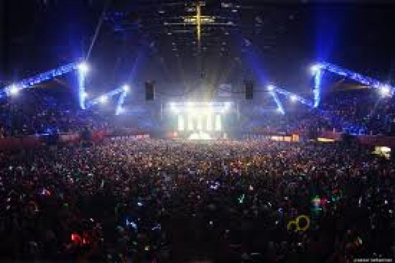 Miles de aficionados a la música se desplazan para asistir a conciertos y festivales musicales.
