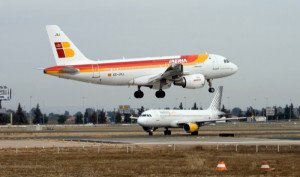 Vueling dispara el tráfico de IAG mientras el de Iberia cae en picado 