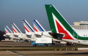 Air France-KLM estudia reducir al 11% su participación en Alitalia