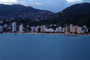 El huracán Raymond se aleja de Acapulco
