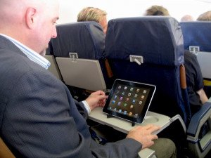 EEUU permitirá el uso de portátiles y móviles durante despegues y aterrizajes