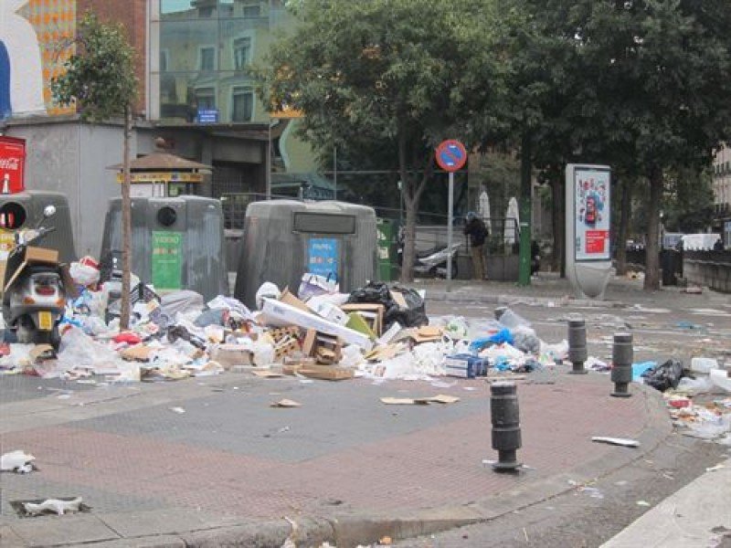 La huelga de limpieza daña la imagen turística de Madrid, según advierten los hoteleros.