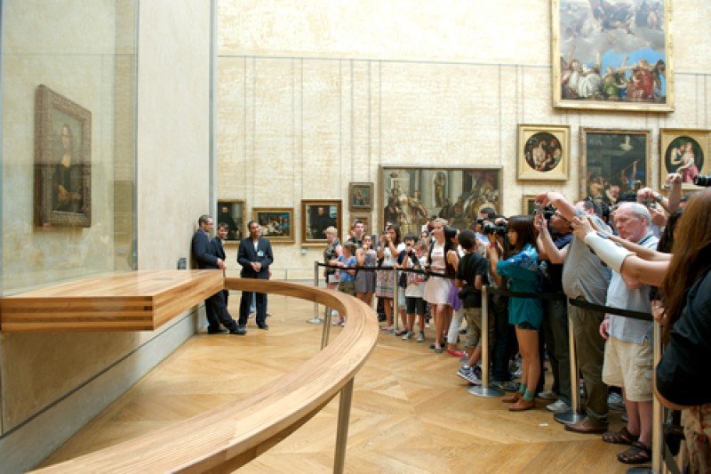 Visitantes en el Museo del Louvre, París. #shu#