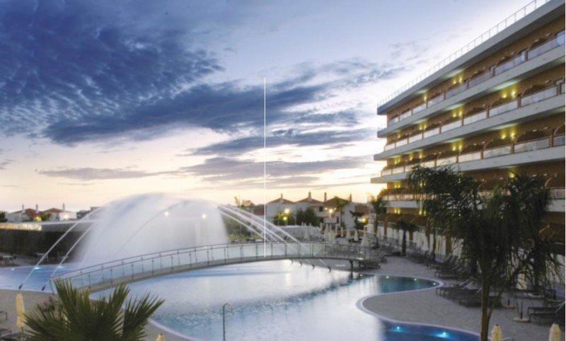 El BlueBay Balaia se encuentra a las afueras de Albufeira, en plena campiña del Algarve, con 139 apartamentos desde los que ofrece vistas al mar.