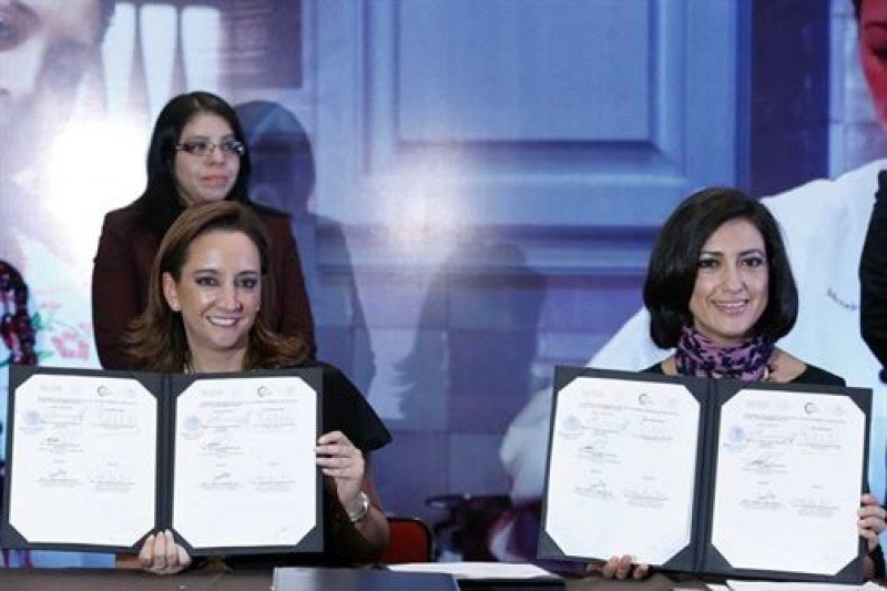 Claudia Ruiz Massieu (SECTUR) y Lorena Cruz Sánchez (Inmujeres).