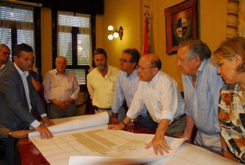 Lombardi presenta el anteproyecto a las autoridades de Paysandú. Foto: Intendencia Paysandú