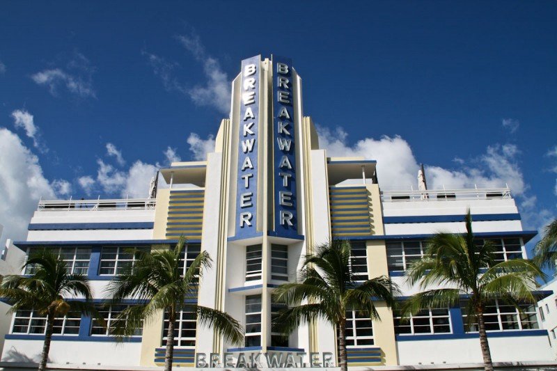 El Breakwater, un clásico edificio estilo art decó sobre Ocean Drive, en el centro de la movida de Miami.