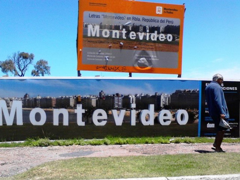 Nuevo cartel de Montevideo en construcción en la rambla de Pocitos.
