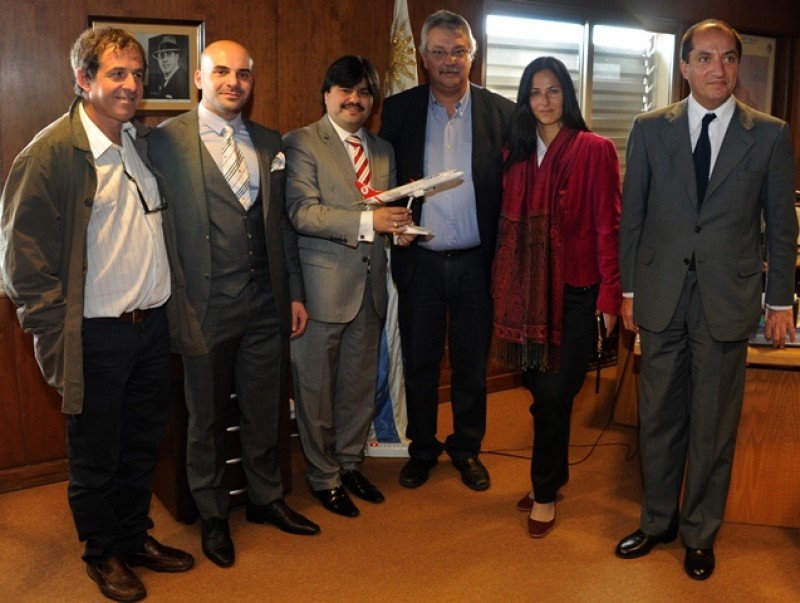Representantes de Turkish Airlines junto a autoridades de gobierno de Uruguay.