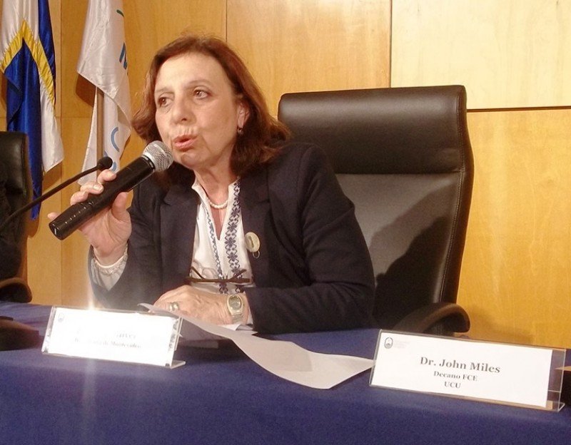 Intendencia Ana Olivera durante su conferencia en el Aula Magna de la Universidad Católica.