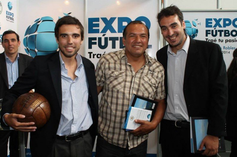 Ignacio Beneditto y Franco Pérez junto a Ruben Sosa en el lanzamiento de la Expo Fútbol.