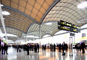 El tráfico internacional en los aeropuertos españoles supera el 70%