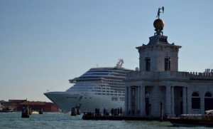 Italia prohíbe el tránsito de cruceros por el centro de la laguna de Venecia