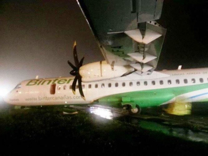 Un avión de Naysa se sale de la pista a su llegada a Tenerife 