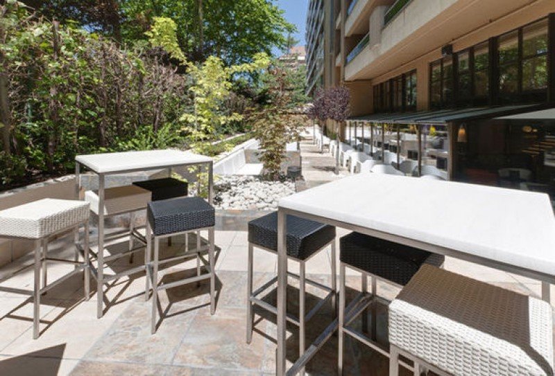 El Be Smart Madrid Diana dispone de jardines, piscina exterior y 314 habitaciones, además de salas de reuniones.